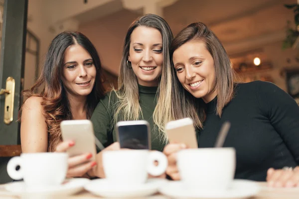 Amigos viendo las redes sociales en un teléfono inteligente . — Foto de Stock