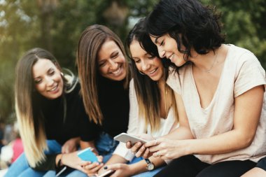 Arkadaşlar cep telefonu kullanarak büyük grup.