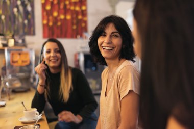 Üç güzel kadın kahve içme ve sohbet.