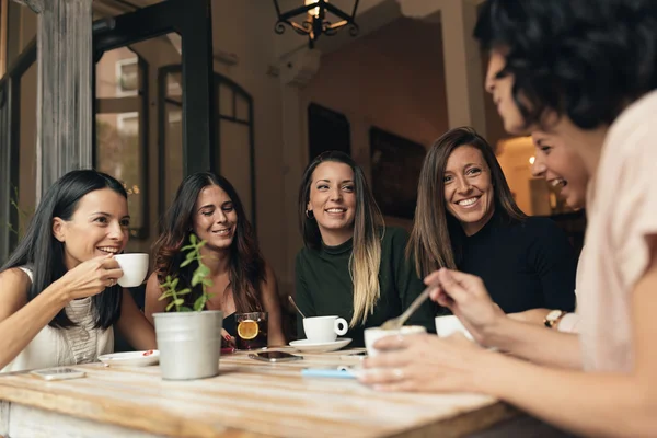 Sechs schöne Frauen, die Kaffee trinken und sich unterhalten. — Stockfoto