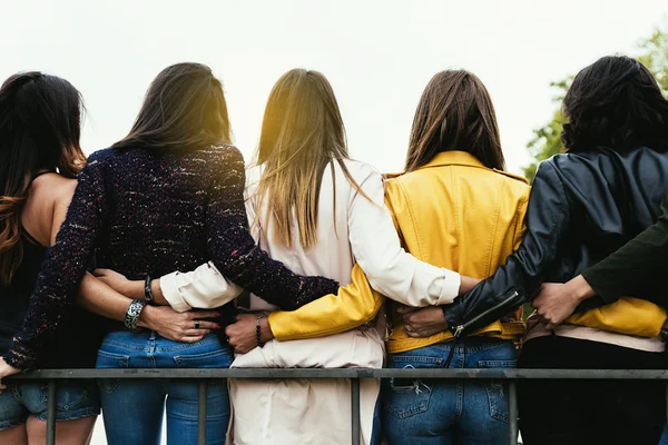 Grupo de amigos felices abrazándose . — Foto de Stock