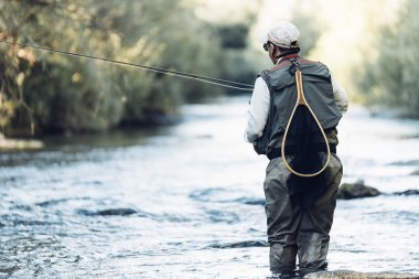 Sinek balıkçı flyfishing çubuk kullanarak.