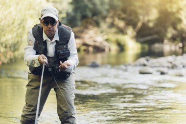 Sinek balıkçı flyfishing çubuk kullanarak.