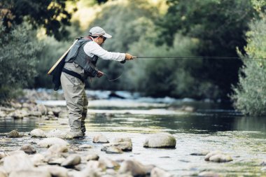 Sinek balıkçı flyfishing çubuk kullanarak.