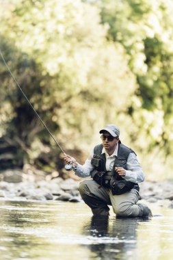 Sinek balıkçı flyfishing çubuk kullanarak.