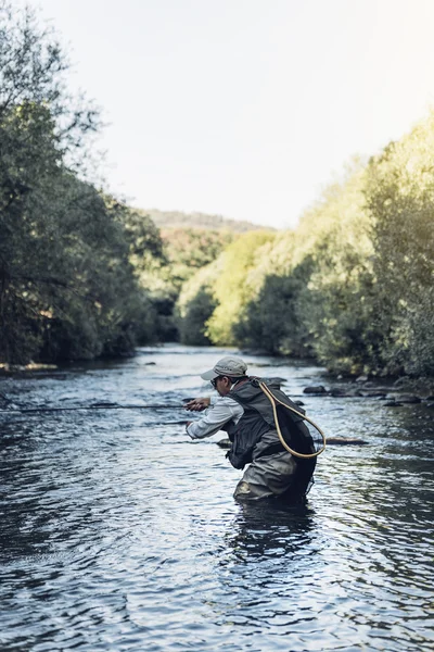 Sinek balıkçı flyfishing çubuk kullanarak. — Stok fotoğraf