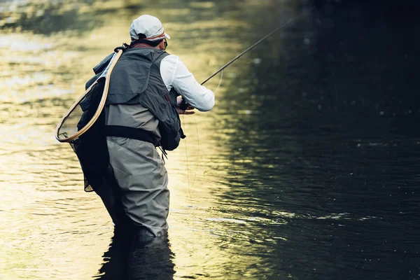 Sinek balıkçı flyfishing çubuk kullanarak. — Stok fotoğraf