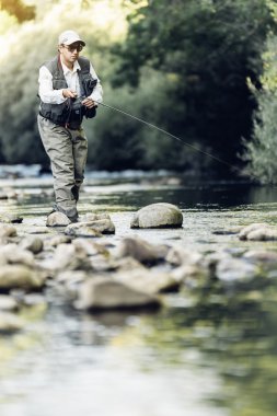 Sinek balıkçı flyfishing çubuk kullanarak.