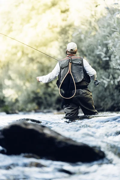 Pescador con caña de pescar mosca . — Foto de Stock