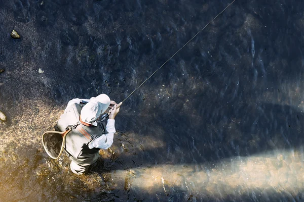 Sinek balıkçı flyfishing çubuk kullanarak. — Stok fotoğraf