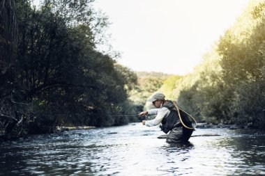 Sinek balıkçı flyfishing çubuk kullanarak.