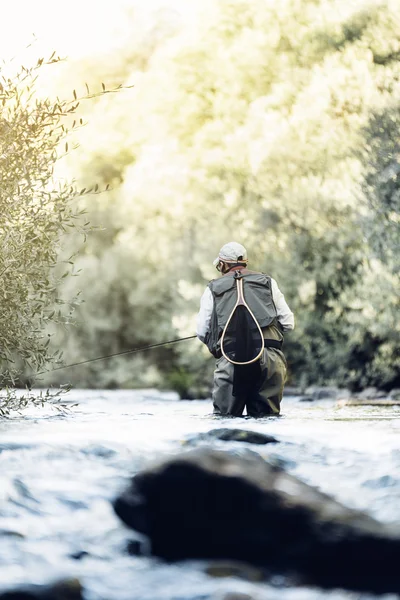 Mosca pescador usando haste de pesca com mosca . — Fotografia de Stock