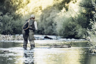 Sinek balıkçı flyfishing çubuk kullanarak.