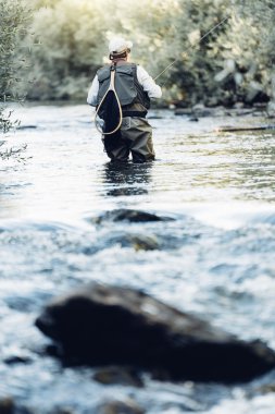 Sinek balıkçı flyfishing çubuk kullanarak.