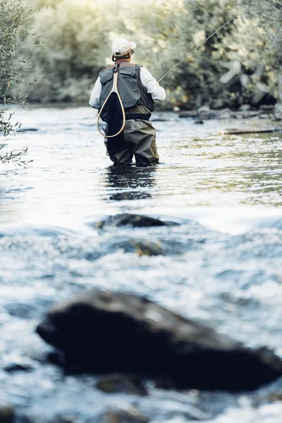 Mosca pescador usando haste de pesca com mosca . — Fotografia de Stock
