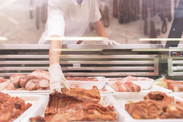 Graziosa donna macelleria che lavora . — Foto Stock