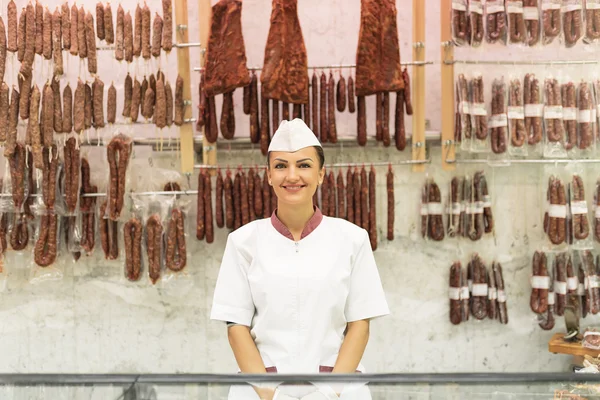 Graziosa donna macelleria che lavora . — Foto Stock