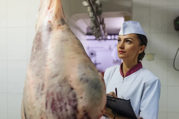 肉屋で肉の品質管理. — ストック写真