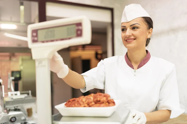 Graziosa donna macelleria che lavora . — Foto Stock