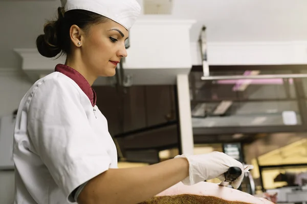 Vackra butchery kvinnan skära skinka. — Stockfoto