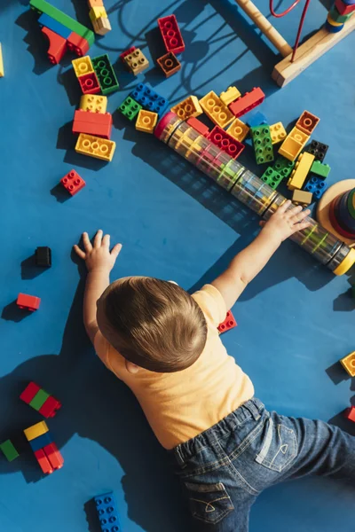 Feliz bebé jugando con bloques de juguete . — Foto de Stock