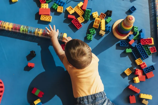 Feliz bebé jugando con bloques de juguete . —  Fotos de Stock