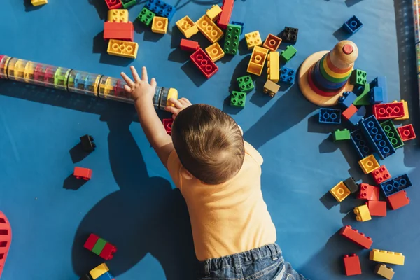 Glückliches Baby beim Spielen mit Spielzeugklötzen. — Stockfoto