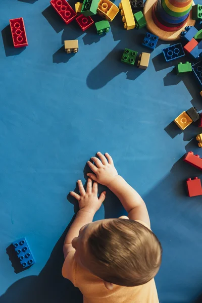Glückliches Baby beim Spielen mit Spielzeugklötzen. — Stockfoto