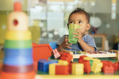 Mutlu bebek içme suyu ve oyun.