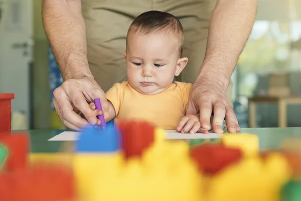 Little child and father are drawing on a paper. — Stock Photo, Image