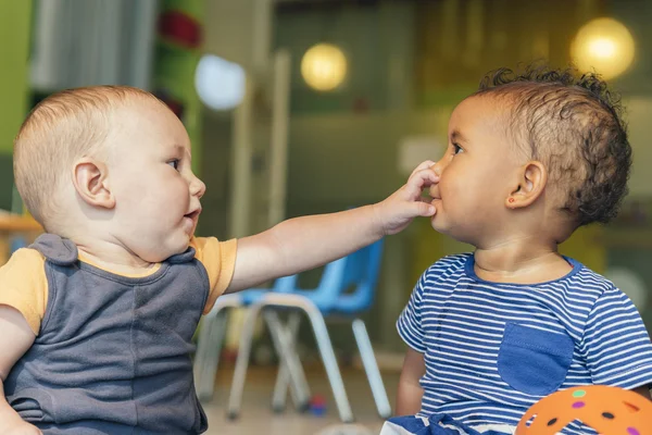 Babys játszik együtt. — Stock Fotó