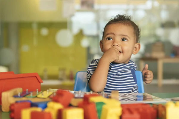 Happy baby leker med leksak block. — Stockfoto