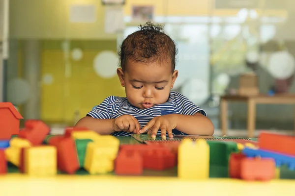 Feliz bebé jugando con bloques de juguete . — Foto de Stock