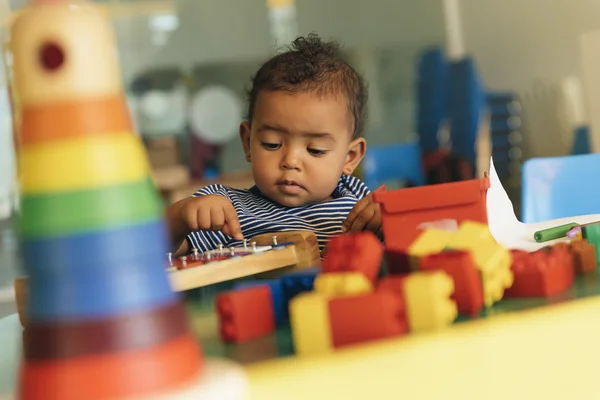 Happy baby leker med leksak block. — Stockfoto