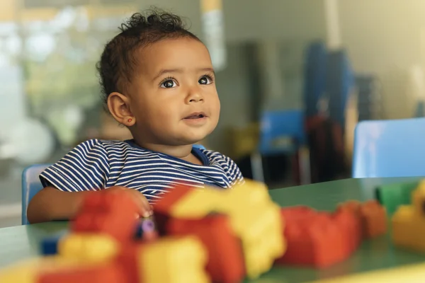 Feliz bebê brincando com blocos de brinquedo . — Fotografia de Stock