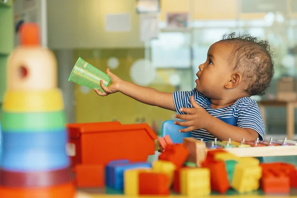 Happy baby wil water. — Stockfoto