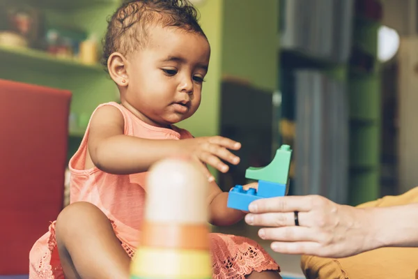 Feliz bebé jugando con bloques de juguete . — Foto de Stock