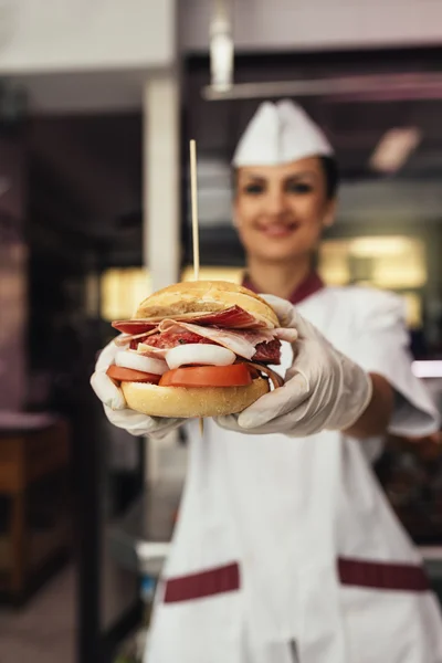 Cozinha Chef e decorado Hamburger . — Fotografia de Stock