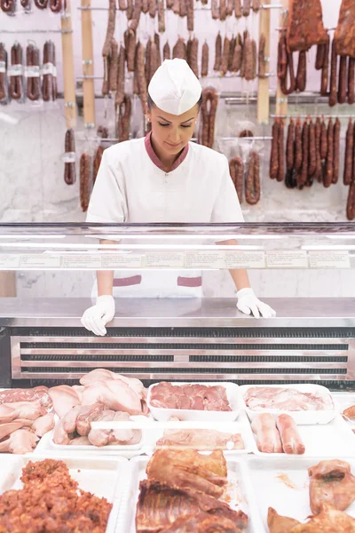 Graziosa donna macelleria che lavora . — Foto Stock