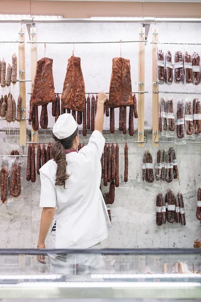 Graziosa donna macelleria che lavora . — Foto Stock