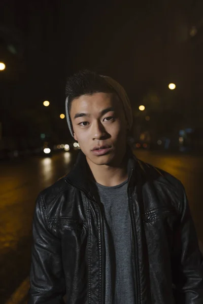 Porträt eines asiatischen jungen Mannes. — Stockfoto