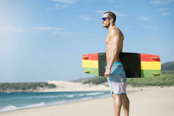 Portret van knappe man kitesurfer. — Stockfoto