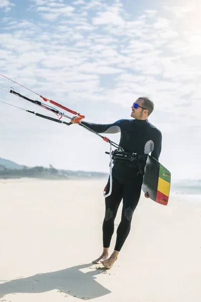 Portret van knappe man kitesurfer. — Stockfoto