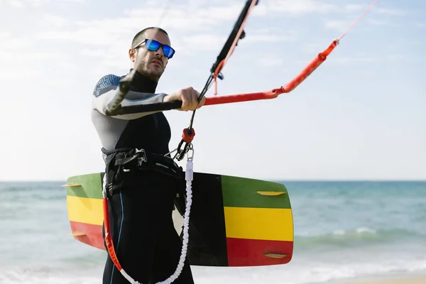 Portret van knappe man kitesurfer. — Stockfoto