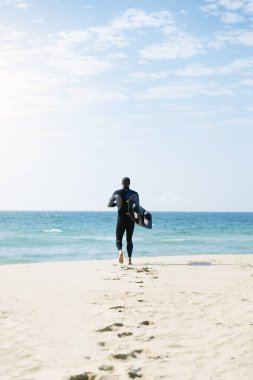 Yakışıklı adam kitesurfer çalıştıran.