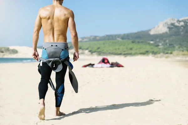 Portret van knappe man kitesurfer. — Stockfoto