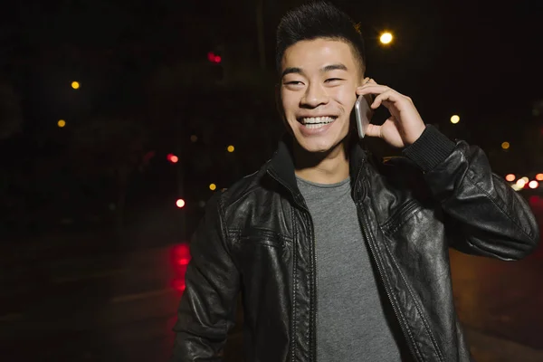 Schöner asiatischer junger Mann mit Handy. — Stockfoto