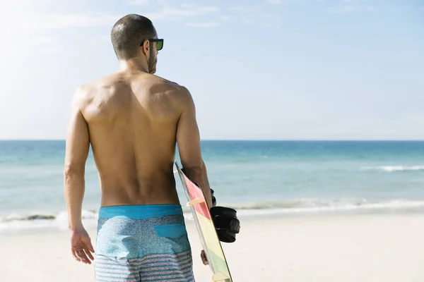 Portret van knappe man kitesurfer. — Stockfoto