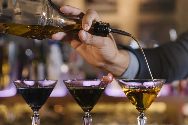 Barman está haciendo cóctel en el club nocturno. . — Foto de Stock