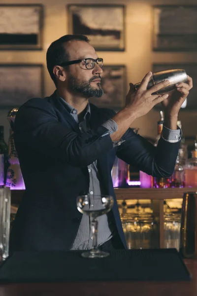 Barmann macht Cocktail im Nachtclub. — Stockfoto